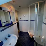 Gemuetliche Dachgeschosswohnung Zur Alleinnutzung Mit Kl Kueche & Bad *