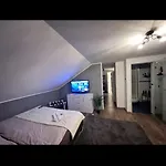 Gemuetliche Dachgeschosswohnung Zur Alleinnutzung Mit Kl Kueche & Bad Kwatera prywatna