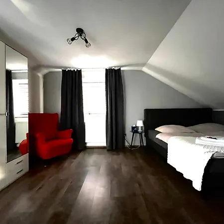 Gemuetliche Dachgeschosswohnung Zur Alleinnutzung Mit Kl Kueche & Bad