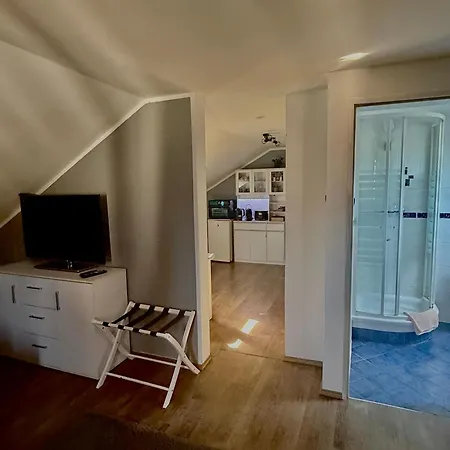 Gemuetliche Dachgeschosswohnung Zur Alleinnutzung Mit Kl Kueche & Bad * Bayreuth