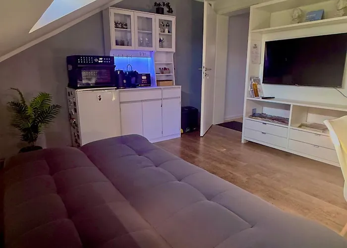 Gemuetliche Dachgeschosswohnung Zur Alleinnutzung Mit Kl Kueche & Bad *