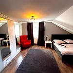 Alloggio in famiglia Gemuetliche Dachgeschosswohnung Zur Alleinnutzung Mit Kl Kueche & Bad *