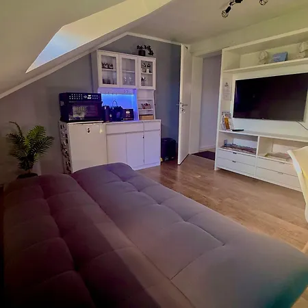Gemuetliche Dachgeschosswohnung Zur Alleinnutzung Mit Kl Kueche & Bad *